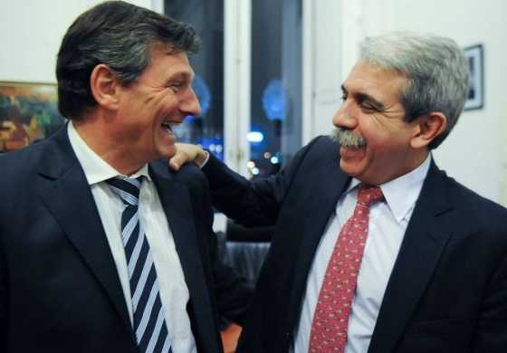 Los que solos se ríen...