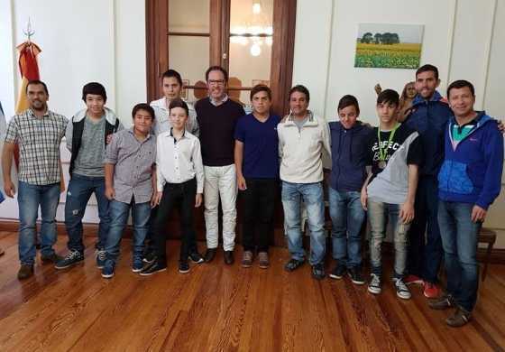 CARLOS CASARES I El intendente Walter Torchio saludó a jóvenes deportistas por su participación en los Juegos Bonaerenses y la clasificación a los Evita