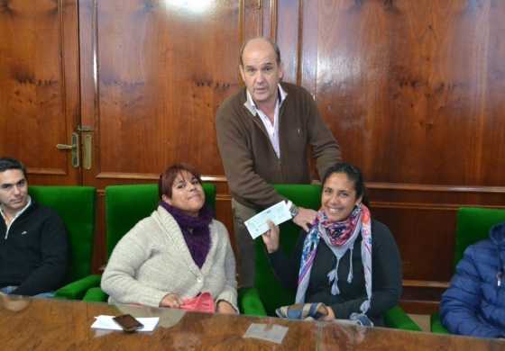 PEHUAJO I Zurro entregó subsidios y se reunió con instituciones locales