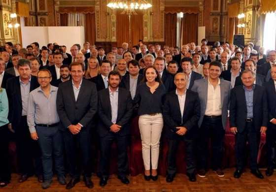 Los intendentes de Cambiemos recibirán en 2017 el doble de obra pública directa que los del Frente para la Victoria