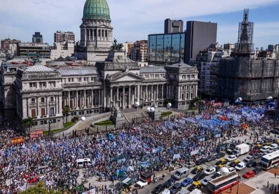 En reclamo de la apertura de la Paritaria Nacional Docente la movilización masiva de los maestros paralizó el centro porteño