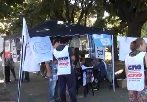  En medio del conflicto paritario los docentes acamparon frente a la municipalidad