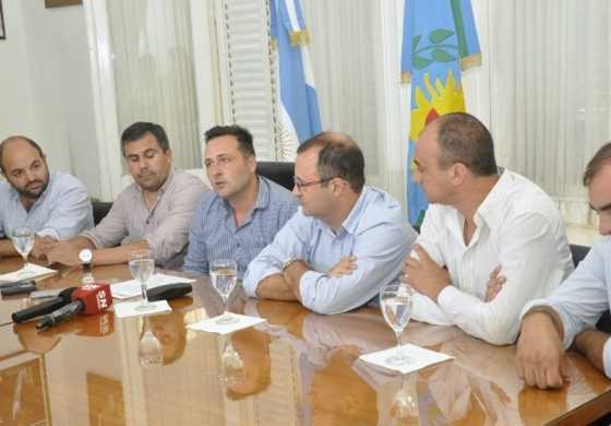  Finalmente los municipales arreglaron un aumento de 29% luego de momentos de tensión en el Palacio Municipal
