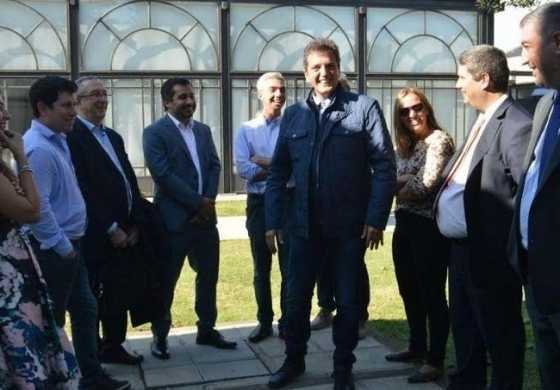  De recorrida sorpresiva por la región Massa criticó a Vidal por el conflicto docente