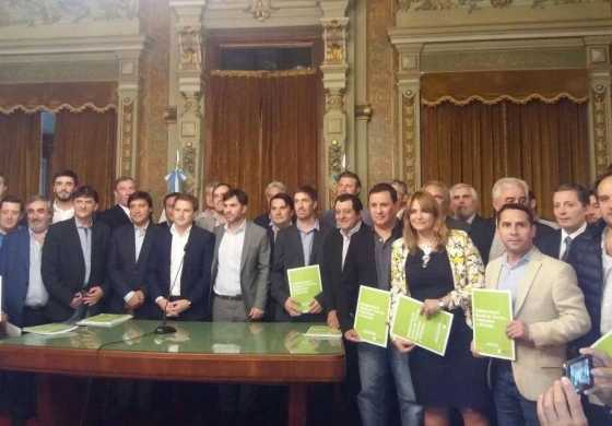  Revilla paso por La Plata y firmó convenio para realización de obras de infraestructura