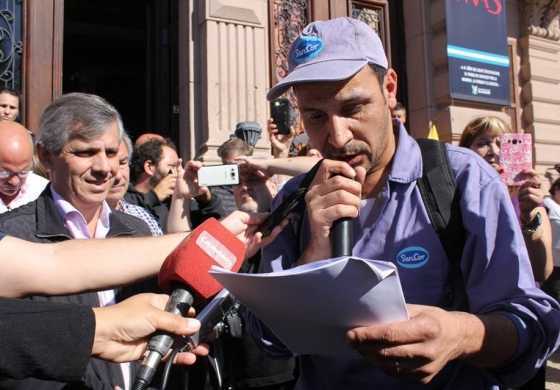  Trabajadores de SanCor le entregaron un petitorio al intendente Britos