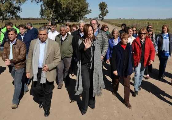  Vidal y Bullrich desembarcan en el territorio de Campana para recorrer una obra hidráulica y entablar una mano a mano con una familia local