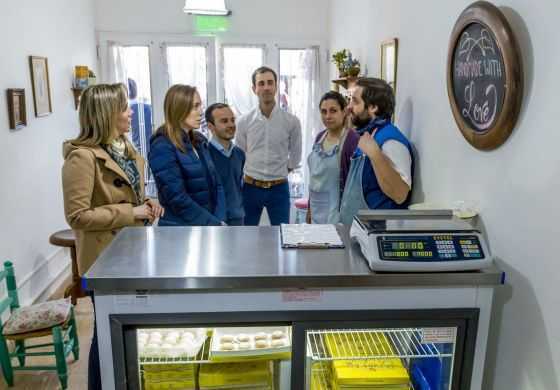  Con un ojo en las encuestas, Vidal y Gladys González metieron una visita fugaz a Petrecca 