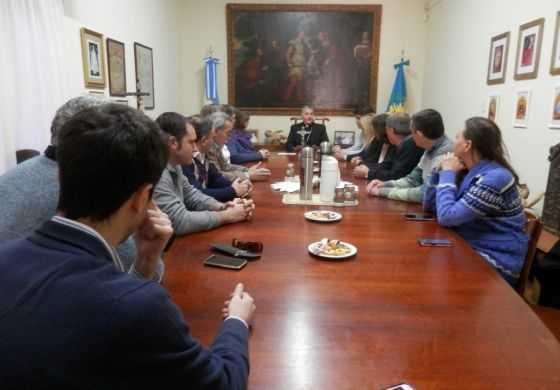  Que haya paz: el obispo local recibió a todos los candidatos nuevejulienses