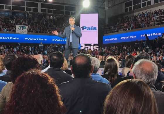 Massa: &ldquo;Ni Macri, ni Cristina, Argentina es el mensaje que tenemos que dar en las urnas&rdquo;