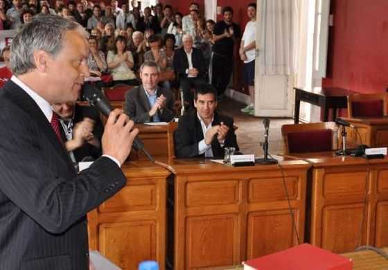  El presidente del bloque de concejales de 1País fue detenido por estar vinculado a amenazas de bomba en escuelas 