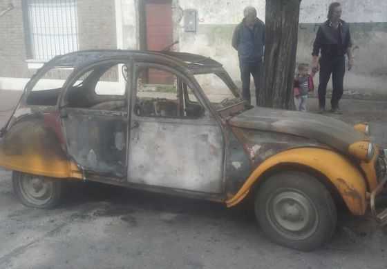  El informe por sobreprecios en la compra de luces LED llegó a C5N y a Francisco Bruno le quemaron el Citroen 