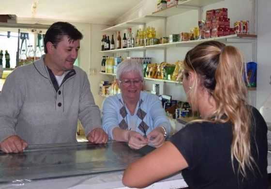  Patricio García refuerza la campaña del peronismo local ayudando a los comerciantes de barrio