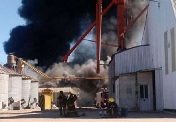  1País encuentra fisuras en el discurso del Municipio tras el incendio en la planta de Glencore y exige explicaciones