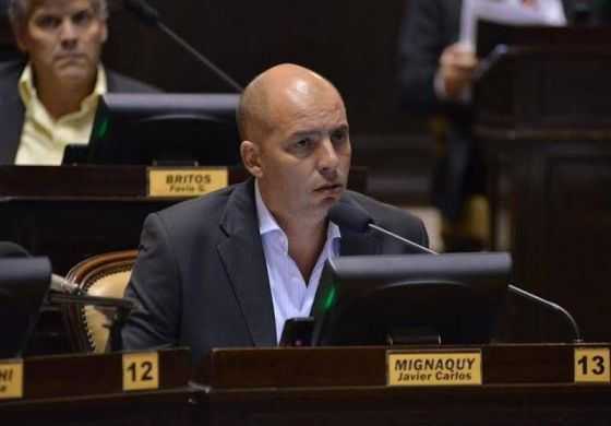 Mignaquy propone multar a los conductores que fumen mientras manejan