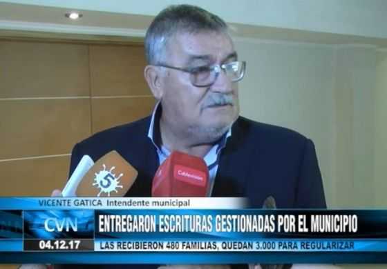  Gatica entregó escrituras y elogió a Vidal