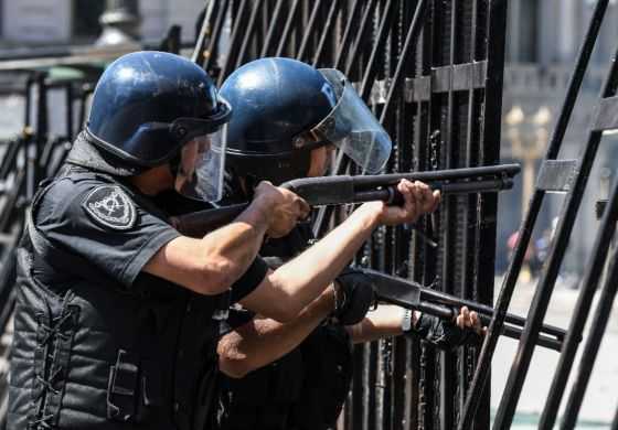 En medio de represión por parte de la Gendarmería suspendieron la sesión donde se trataría la reforma previsional