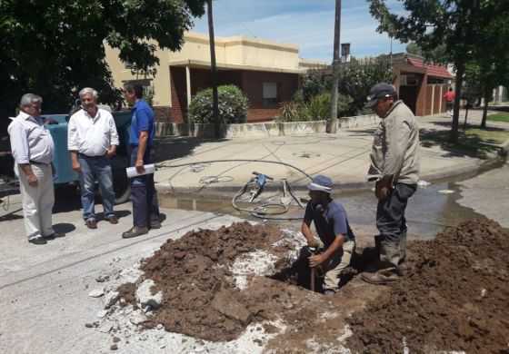  Campana recorrió calles con dificultades por problemas de cañerías cloacales y de agua junto a directivos de ABSA