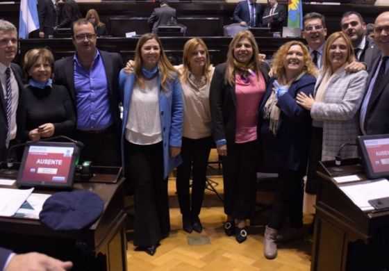 Legisladores oficialistas de la Cuarta y una foto contra la despenalización del aborto 