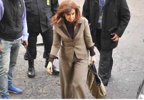 CFK pasó por Tribunales, presentó un escrito y pidió la recusación de Bonadío