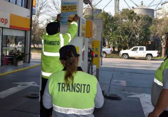  Para hacer cumplir una ordenanza municipal, Tellechea potencia la campaña "Sin casco no hay nafta" 