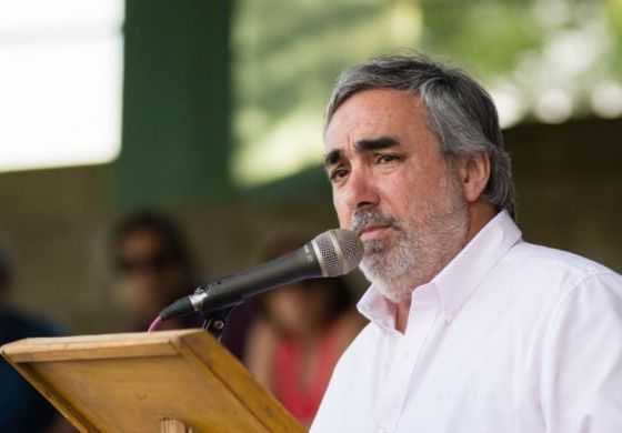 Fernández busca frenar el mate, las reuniones y uso del celular en el municipio
