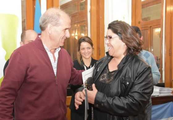  Zurro cargó contra los gobiernos anteriores por no avanzar en escrituraciones 