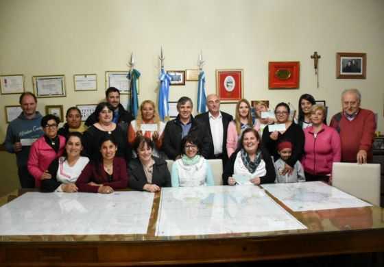  Britos entregó cheques del Fondo Educativo para obras por más de 2 millones