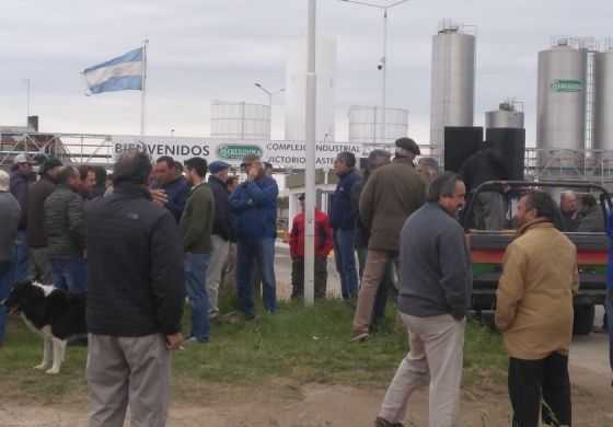  Tamberos protestaron frente a la planta de La Serenísima por la crisis del sector