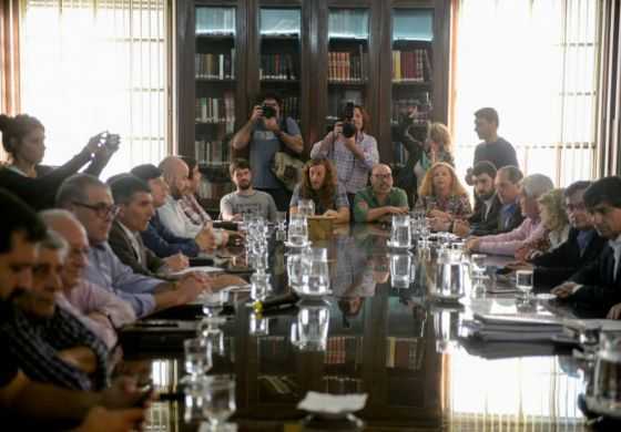 En la previa a la paritaria docente, Provincia ofreció incremento global del 30% a los estatales