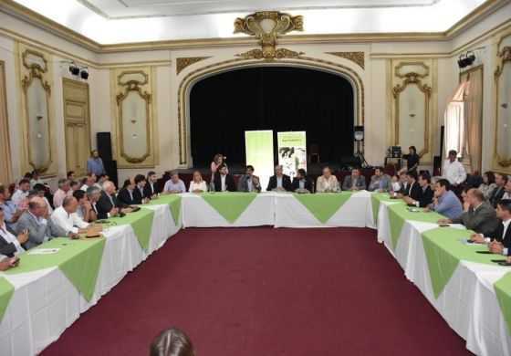 Intendentes dijeron presente en el anuncio de nuevo documento para trasladar vacunos