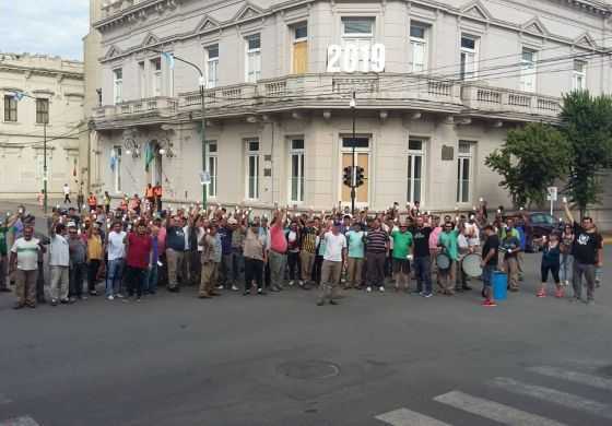  Sin bono, municipales le hicieron antibrindis a Petrecca