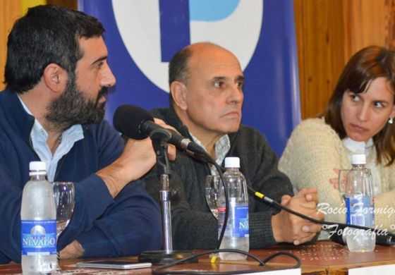  La oposición amalgama la unidad