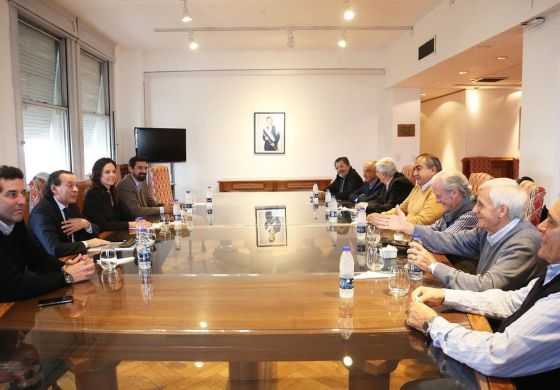 La CGT y el Gobierno negocian la entrega de un bono de $5.000 para los trabajadores