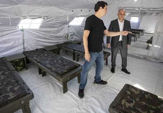 Wado de Pedro y Avelino Zurro recorrieron el hospital reubicable montado en Campo de Mayo