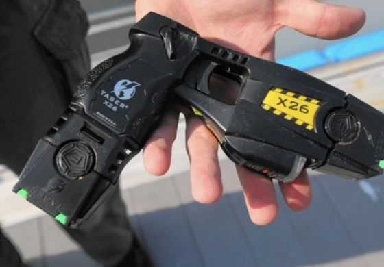 Con un mensaje para los intendentes, Fabio Britos apoyó las pistolas Taser