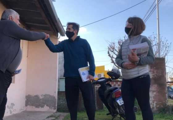 Juanci Martínez visitó a vecinos de América junto a la primera candidata a concejal de Todos Rivadavia 