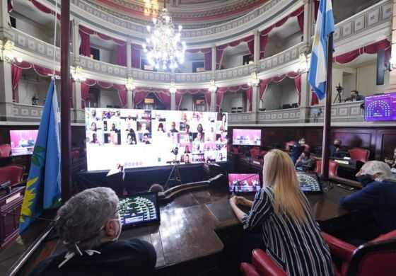 Todos se adueña de una de las bancas de senadores de Juntos en la Cuarta y la mirada cae sobre los intendentes radicales