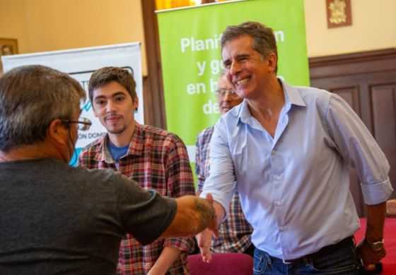 "Juanci" Martínez: &ldquo;Esta firma de escrituras es una muestra de que cuando hay voluntad de todos, se puede mejorar la vida de nuestros vecinos&rdquo;