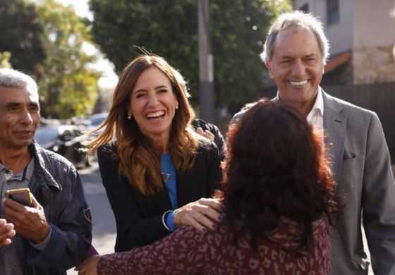 Tolosa Paz se abraza a Scioli para no bajar su nombre de la mesa de negociación