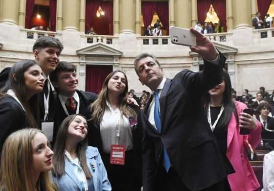 Sergio Massa y Cecilia Moreau encabezaron el XIX encuentro del programa &ldquo;Uniendo Metas&rdquo; junto a 900 jóvenes en la Cámara de Diputados