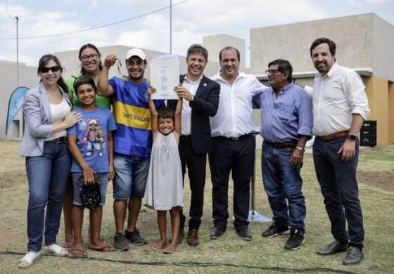  Kicillof entregó viviendas y llamó a construir una "provincia federal"