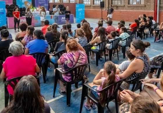  Petrecca entregó mochilas y kits escolares a 500 familias 