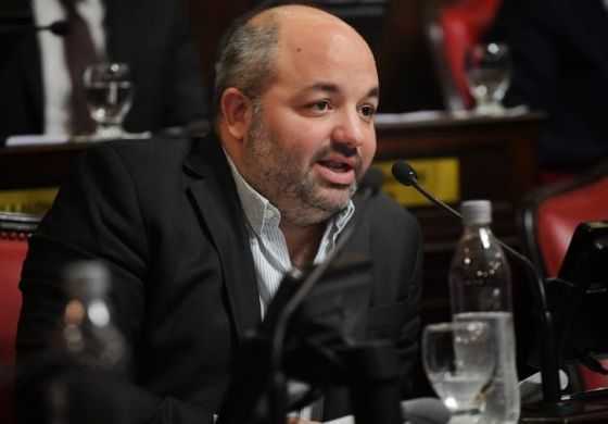 Senador radical de la Cuarta habló del pacto que quiere Milei: "El diálogo no puede tener condicionamientos ni ser a libro cerrado"