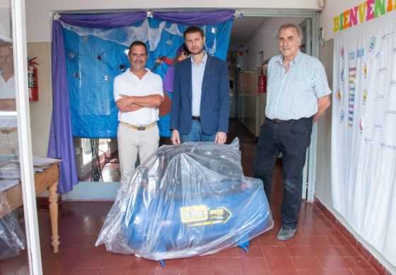  Ferraris sigue dotando de insumos a las escuelas del distrito