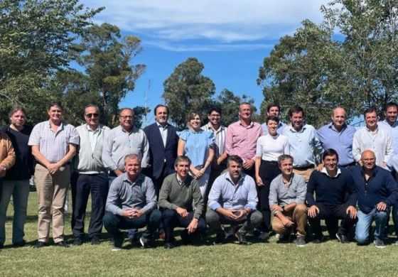 Con presencia de la Cuarta, los intendentes radicales le golpean la puerta a Kicillof 