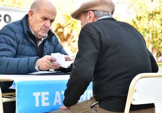  Zurro puso una "mesita" en la plaza para explicar a los vecinos la ley ómnibus de Milei: "Es una estafa, una sinvergüenzada"