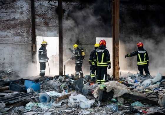  Se incendió un depósito y el intendente cruzó a la oposición: "Los bomberos trabajan, los concejales no"