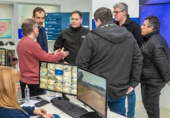 Ministro de Kicillof pasó por la Cuarta y visitó distritos de la oposición: cortó cinta y se llevó pedidos
