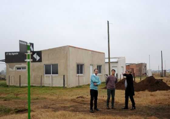  Para que las familias no se vayan: avanza la construcción de viviendas y la colocación de servicios